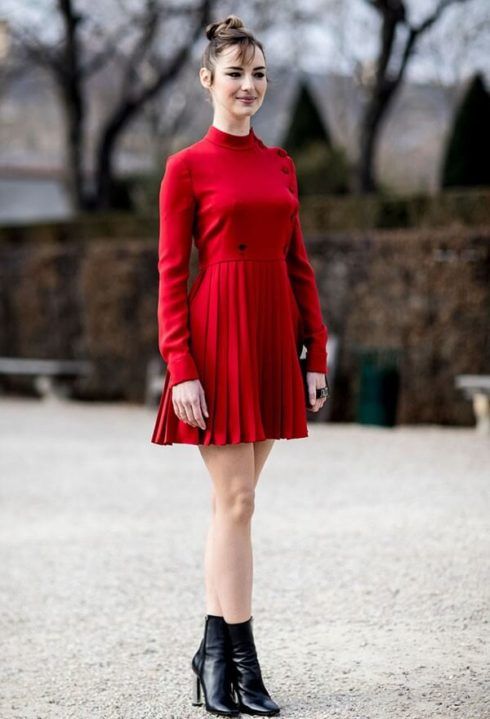 vestido vermelho com bota marrom