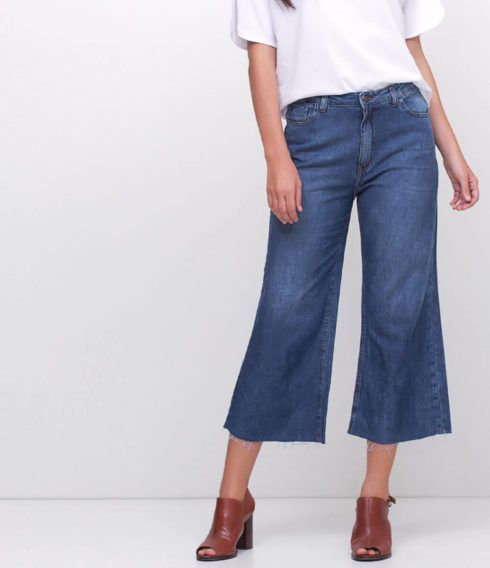 calça pantacourt jeans com blusinha branca 490x568